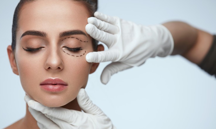 Combinar la blefaroplastia con otras intervenciones faciales